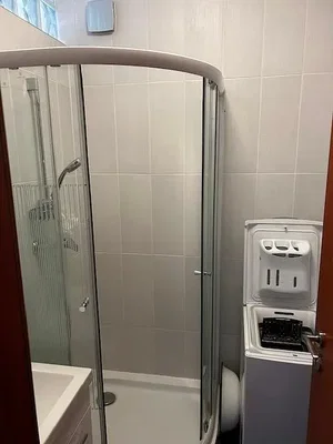 Badezimmer; fliesenboden, tageslicht, renoviert