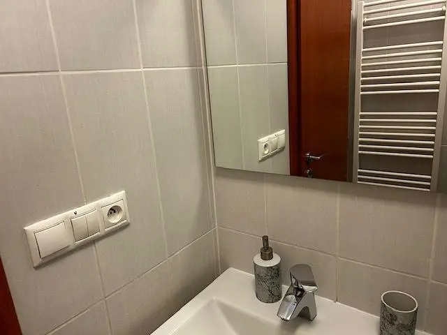 Badezimmer; fliesenboden, tageslicht