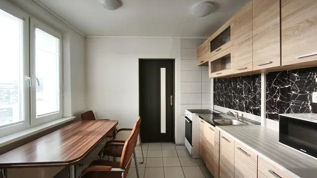 Küche; küchengeräte, fliesenboden, tageslicht, moderner stil