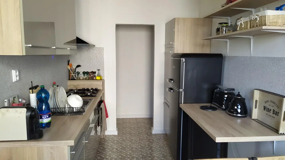 Küche; küchengeräte, fliesenboden, tageslicht, moderner stil
