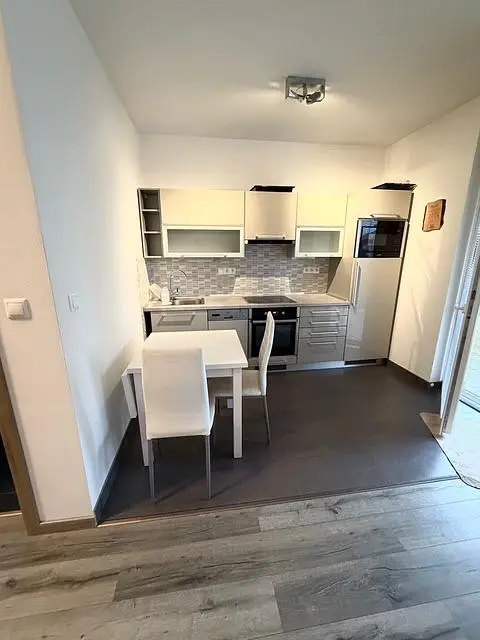 Küche; küchengeräte, fliesenboden, holzboden, tageslicht, moderner stil