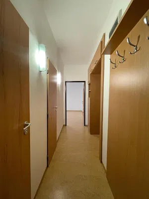 Garderobe; holzboden, tageslicht