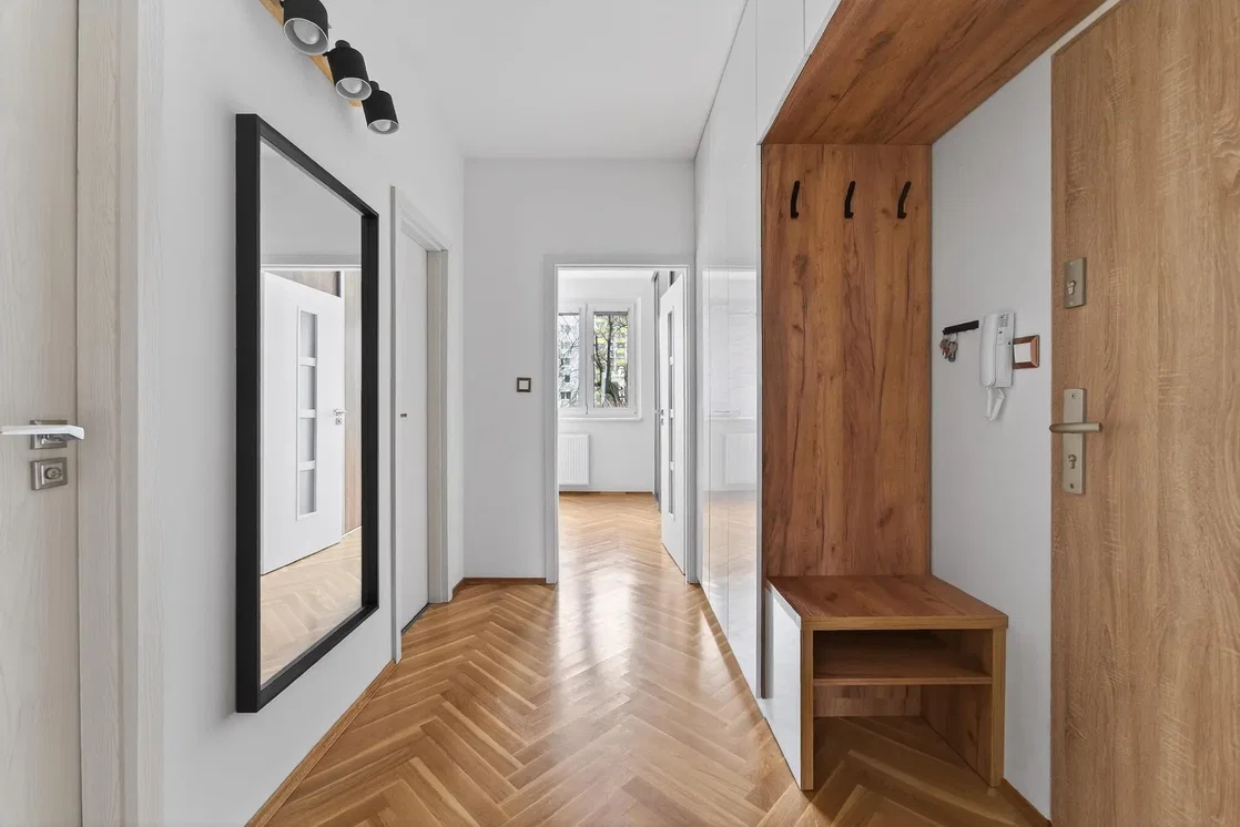 Garderobe; holzboden, tageslicht