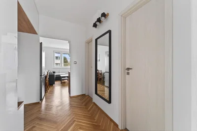 Kammer; holzboden, tageslicht