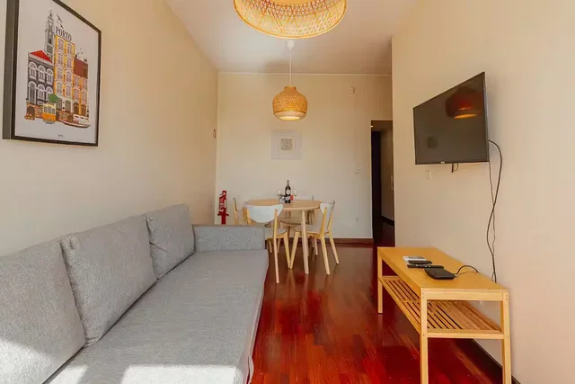 Living room; wood floor, natural light, modern style