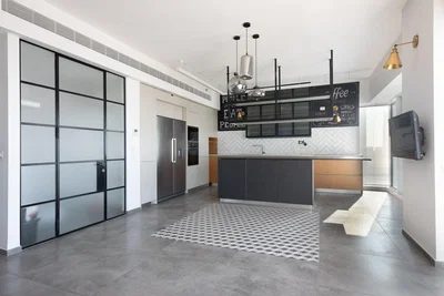 Cuisine; électroménager, carrelage, lumière naturelle, style moderne
