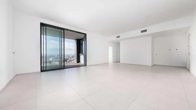 Salón; vista, suelo de baldosas, luz natural