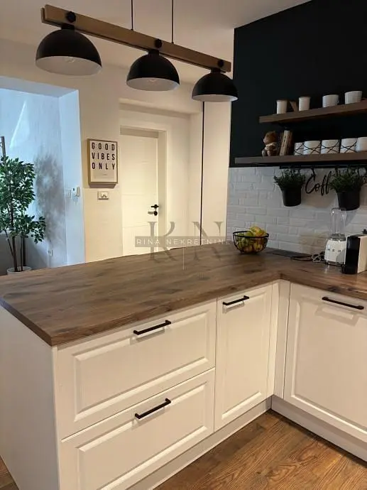 Кухиња; дрвени под, природно светло, модерни стил