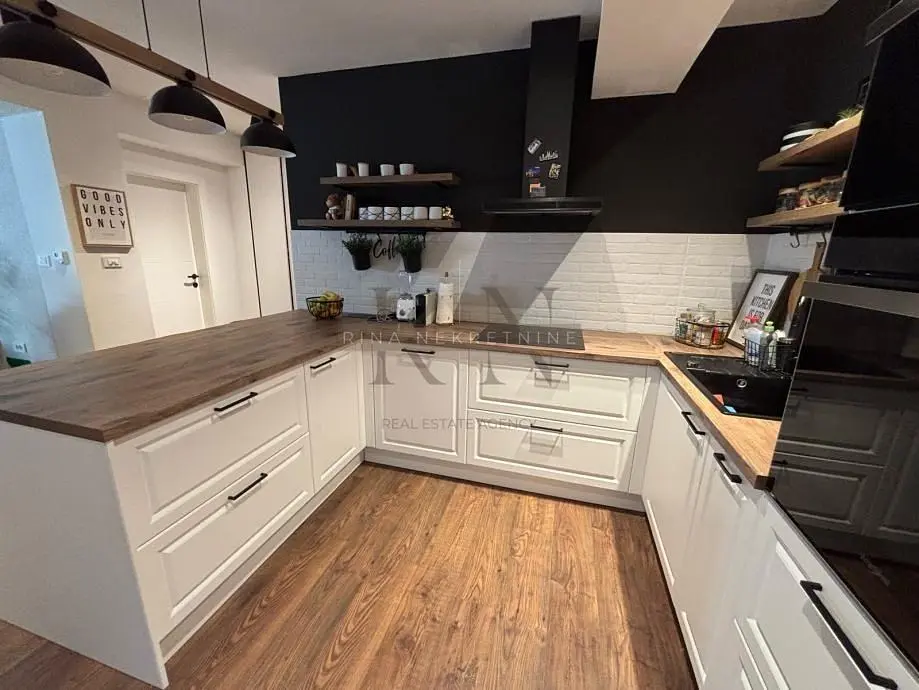 Кухиња; кухињски апарати, дрвени под, природно светло, модерни стил