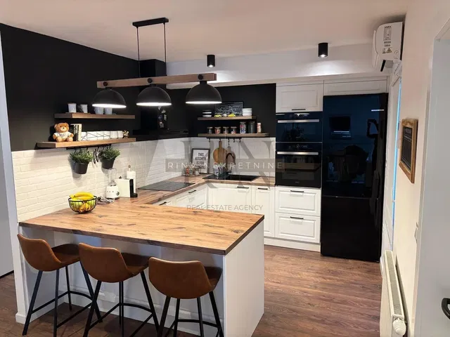 Кухиња; кухињски апарати, модерни стил, дрвени под, природно светло, реновиран