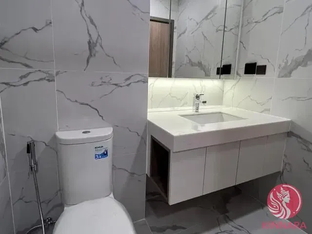 Toilette; pavimento in piastrelle, ristrutturato, luce naturale