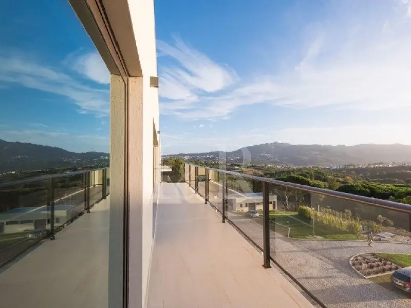 Balkon; výhled, dlažba, přirozené světlo