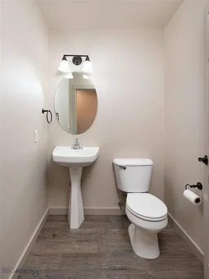 Toaleta; přirozené světlo, dlažba