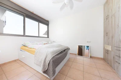 Chambre; carrelage, lumière naturelle