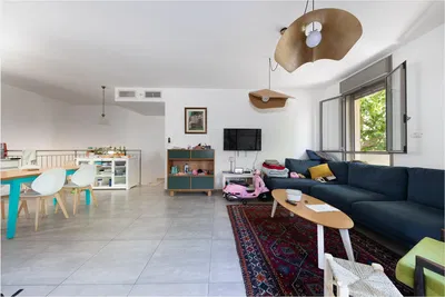 Salon; carrelage, lumière naturelle, style moderne