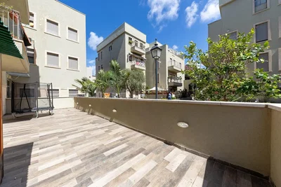 Terrasse; vue, carrelage, lumière naturelle