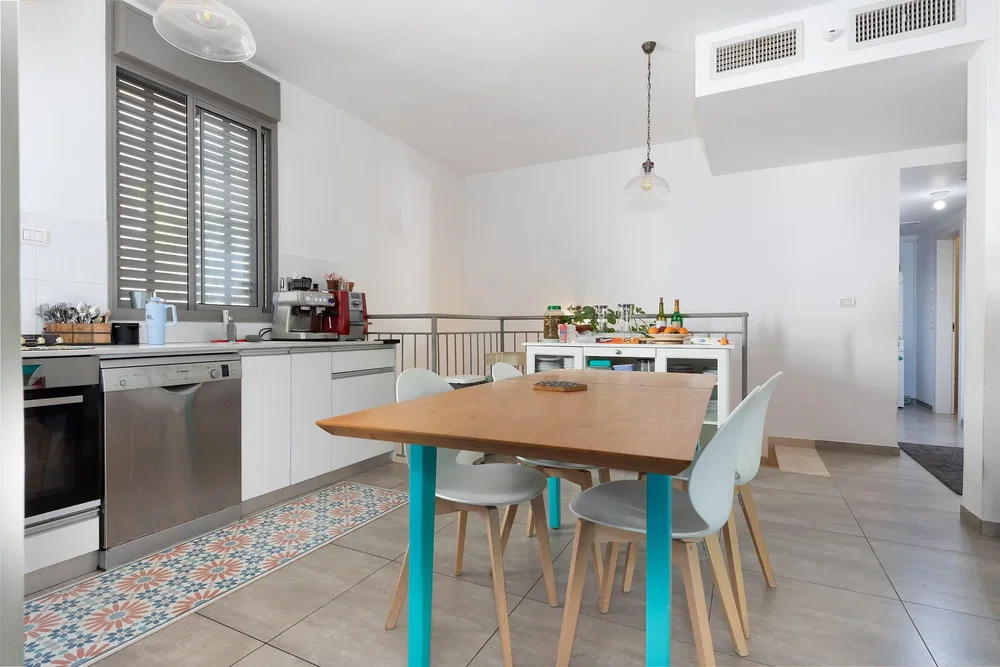 Cuisine; carrelage, lumière naturelle, style moderne