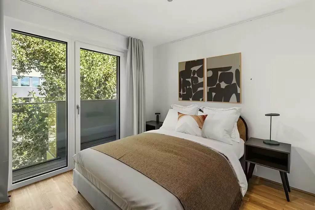 Camera da letto; vista, luce naturale, stile moderno, pavimento in legno