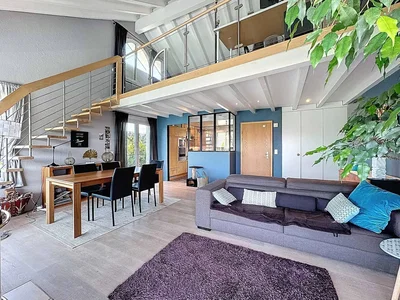 Oturma odası; yüksek tavan, doğal ışık, modern stil