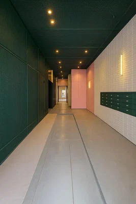 Garderobe; fliesenboden, tageslicht