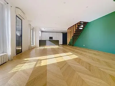 Oturma odası; doğal ışık, ahşap zemin, yüksek tavan