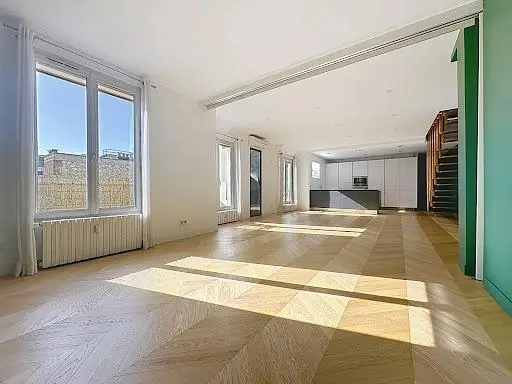 Soggiorno; luce naturale, pavimento in legno, vista