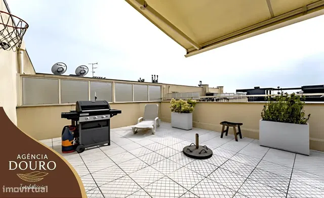 Terrazza; pavimento in piastrelle