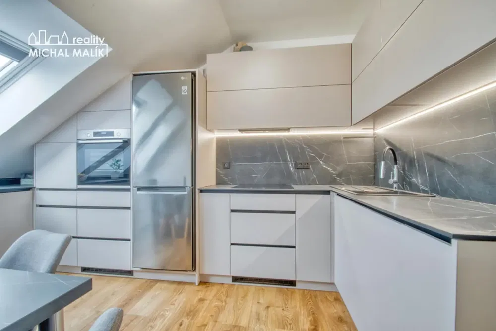 Keuken; keukenapparatuur, gerenoveerd, moderne stijl, houten vloer, natuurlijk licht