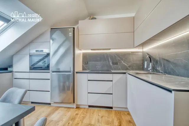 Cucina; elettrodomestici, ristrutturato, stile moderno, pavimento in legno, luce naturale