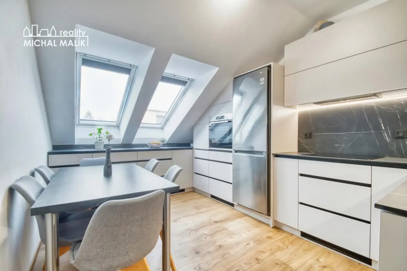 Keuken; keukenapparatuur, natuurlijk licht, moderne stijl, tegelvloer