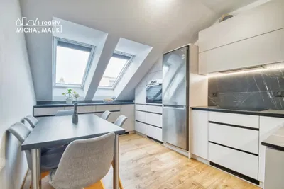 Keuken; keukenapparatuur, natuurlijk licht, moderne stijl, tegelvloer