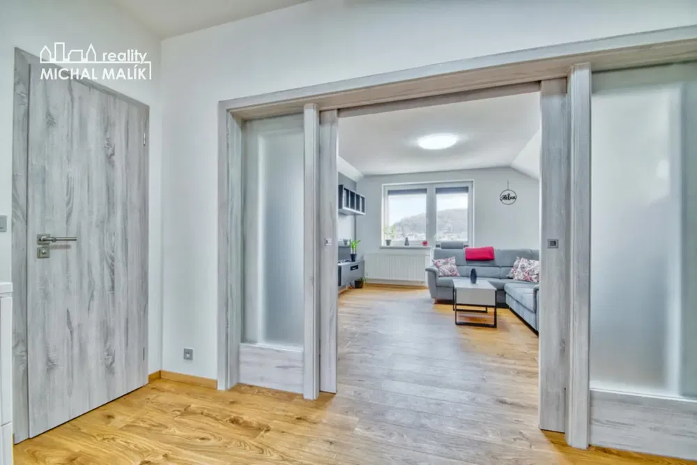 Woonkamer; houten vloer, natuurlijk licht, moderne stijl