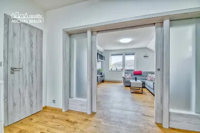 Woonkamer; houten vloer, natuurlijk licht, moderne stijl