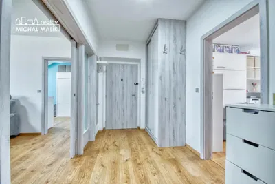 Garderobe; houten vloer, gerenoveerd, natuurlijk licht