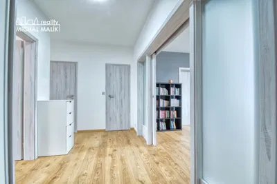 Kinderkamer; houten vloer, natuurlijk licht, moderne stijl