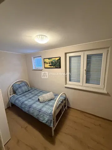 Slaapkamer; houten vloer, natuurlijk licht