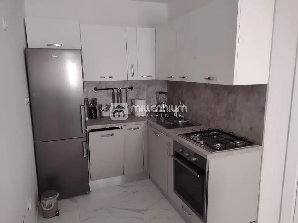 Kuhinja; kuhinjski aparati, renoviran, pločice