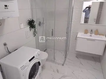 Kupaonica; renoviran, prirodno svjetlo, moderni stil