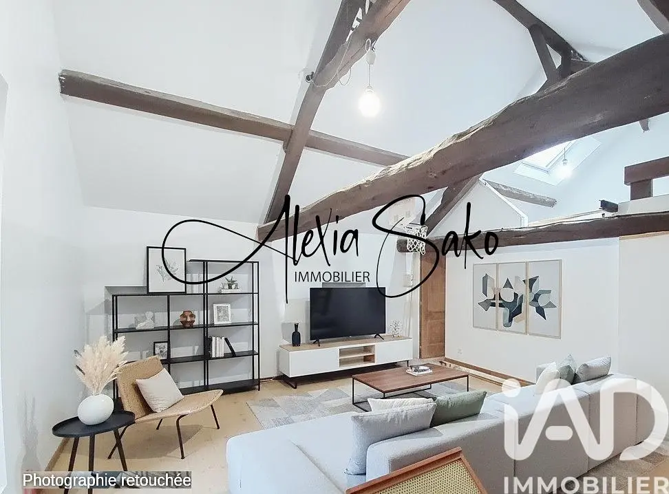 Oturma odası; doğal ışık, ahşap kirişler, modern stil