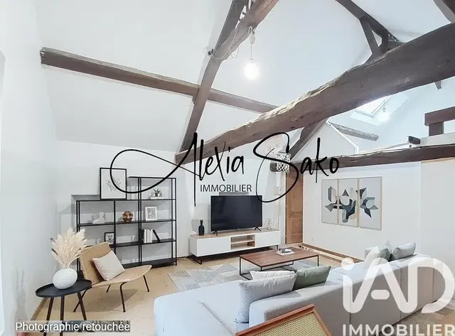 Soggiorno; luce naturale, travi in legno, stile moderno