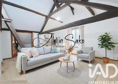 Oturma odası; ahşap kirişler, modern stil, doğal ışık