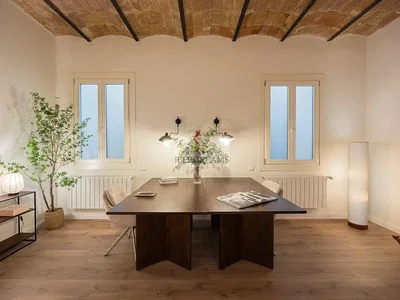 Obývací pokoj; dřevěná podlaha, přirozené světlo, moderní styl