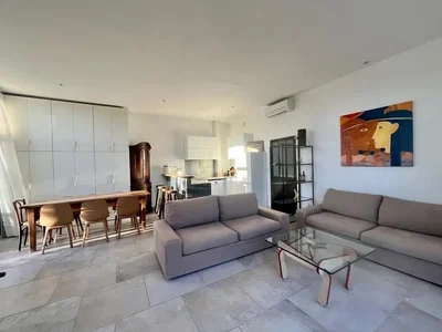 Oturma odası; doğal ışık, modern stil, fayans zemin