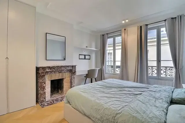 Chambre; cheminée, lumière naturelle