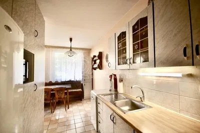Cozinha; chão de azulejo, eletrodomésticos