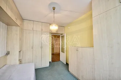 Quarto; chão de madeira, renovado, luz natural