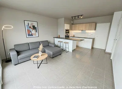 غرفة معيشة; أرضية من البلاط, ضوء طبيعي, أسلوب عصري