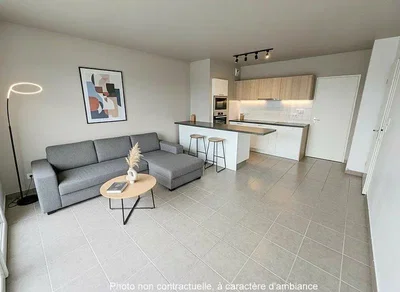Soggiorno; pavimento in piastrelle, luce naturale, stile moderno
