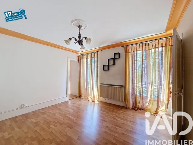 Salon; podłoga drewniana, światło dzienne