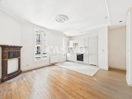 Salon; cheminée, parquet, lumière naturelle